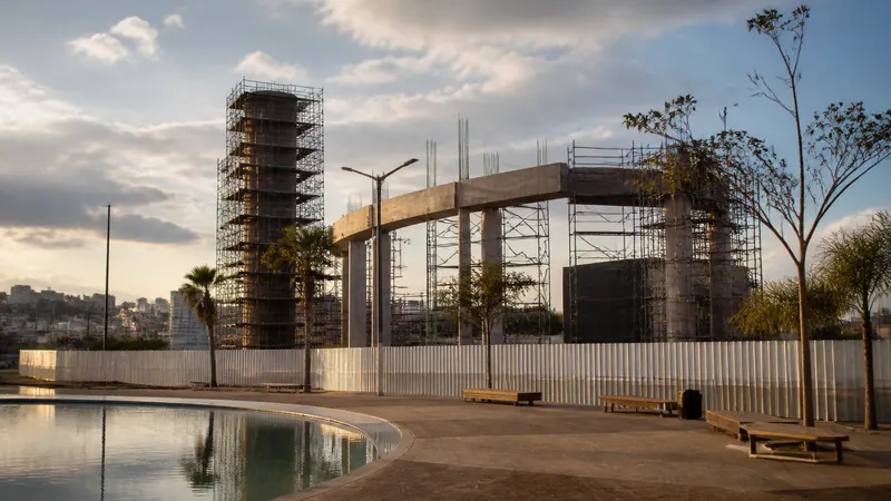 Praça das Águas tem obras retomadas e metrô do Barreiro aguarda ajustes com a MRS