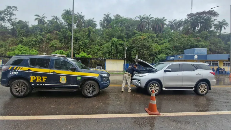PRF apreende Hilux clonada na BR-381 em Sabará; dois homens são detidos