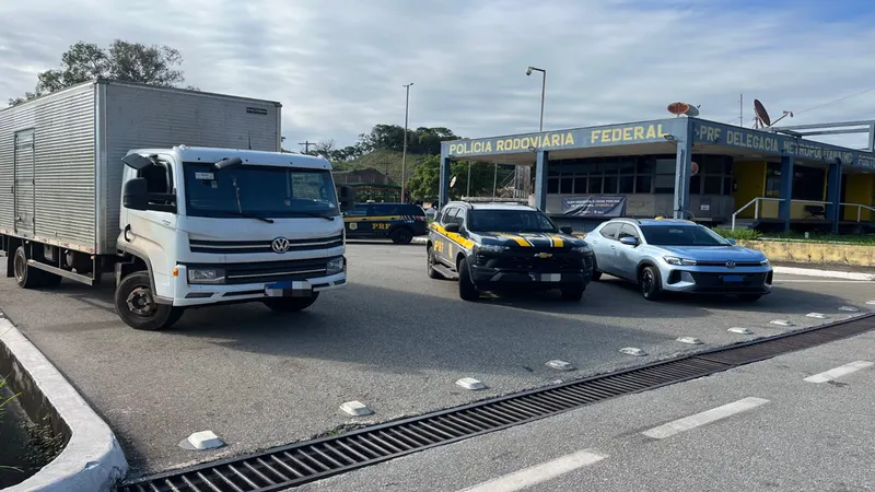 PRF prende seis suspeitos e recupera caminhão clonado com bebidas na BR-262, em Juatuba