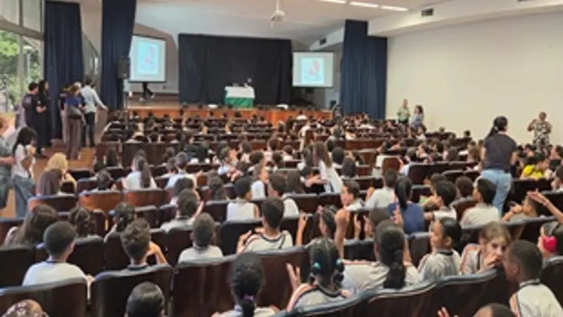 Procon-MPMG e Anatel levam teatro e debate sobre segurança digital a estudantes de BH