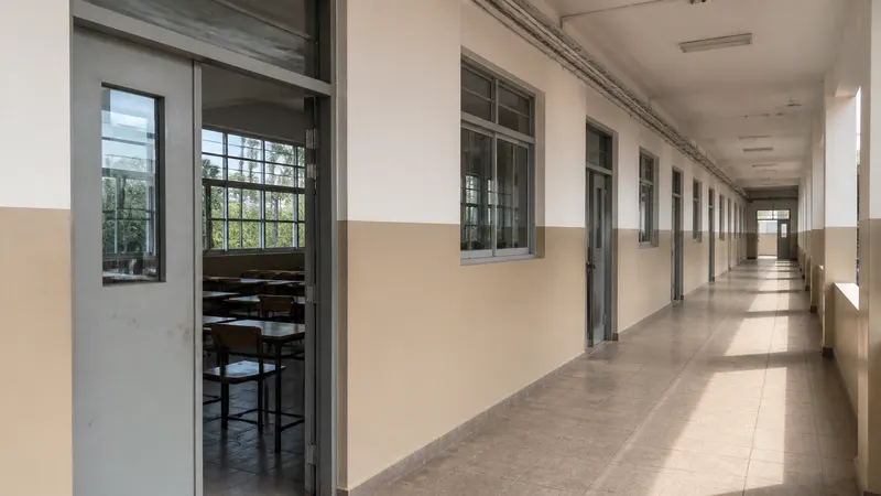 Professora é demitida após denúncia de esfregar prova no rosto de aluno em BH