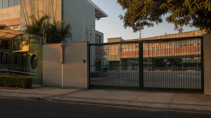 Professores de escolas particulares de BH suspendem greve e aulas voltam nesta quarta