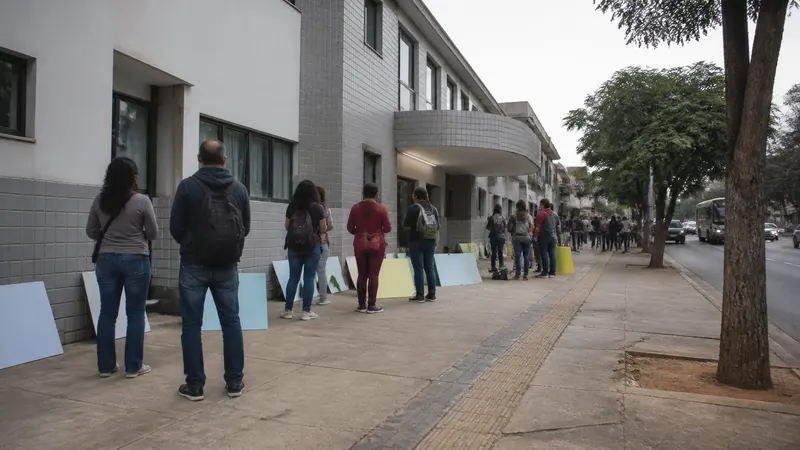 Profissionais do PAS protestam em BH e pacientes relatam falta de remédio para diabetes