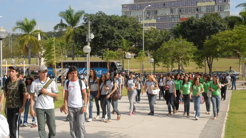 Projeto que autoriza passe livre para graduação avança na Câmara de BH