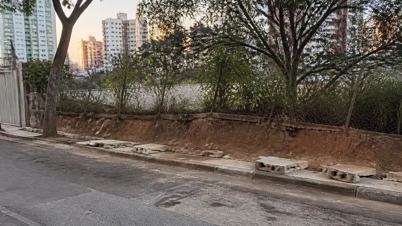 Responsável por remover mureta na Via São Pedro é multado e tem 7 dias para recompor estrutura