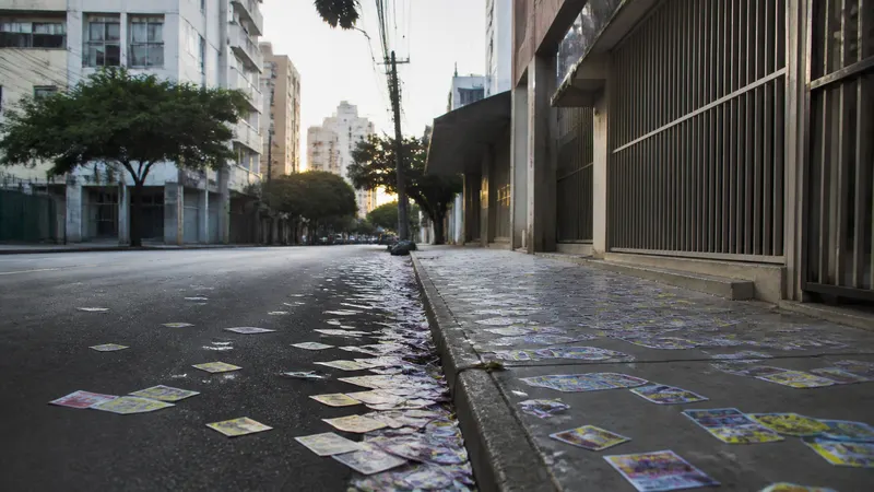 Santinhos em ruas de BH e região marcam primeiro turno das eleições
