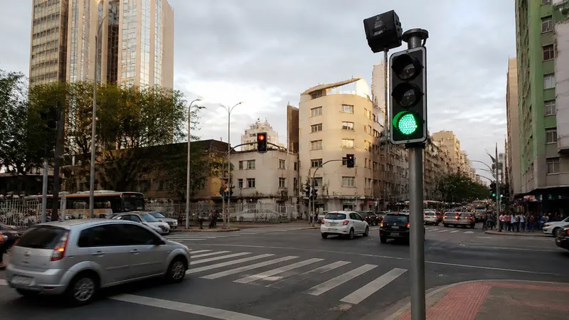 Semáforos inteligentes elevam velocidade de ônibus em 30% no Santa Efigênia
