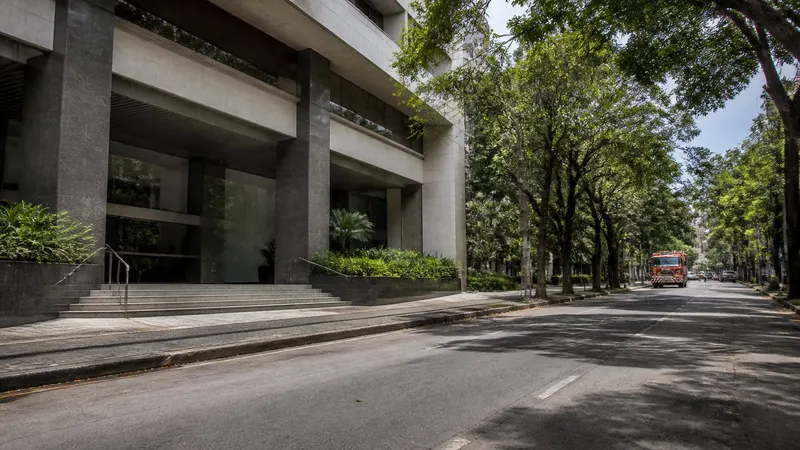 Suspeita de vazamento de gás esvazia prédio na rua Gonçalves Dias, no Funcionários
