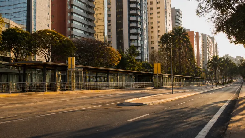 Táxis de Lagoa Santa e Confins são liberados para usar faixas exclusivas do Move em BH