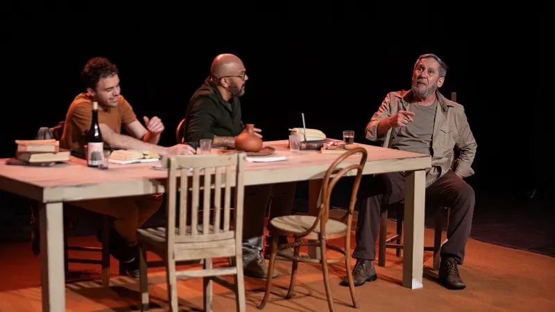 Teatro Marília recebe "Colisão", peça sobre conflitos entre pai e filho