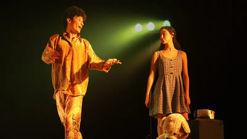 Teatro Marília recebe comédia "Somos Tão Jovens" em 4 e 5 de novembro