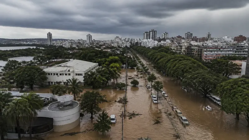 Temporal alaga ruas em BH e em Lagoa Santa; Defesa Civil interdita avenida