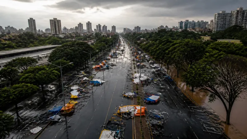 Temporal derruba barracas na Feira Hippie e causa alagamentos em BH