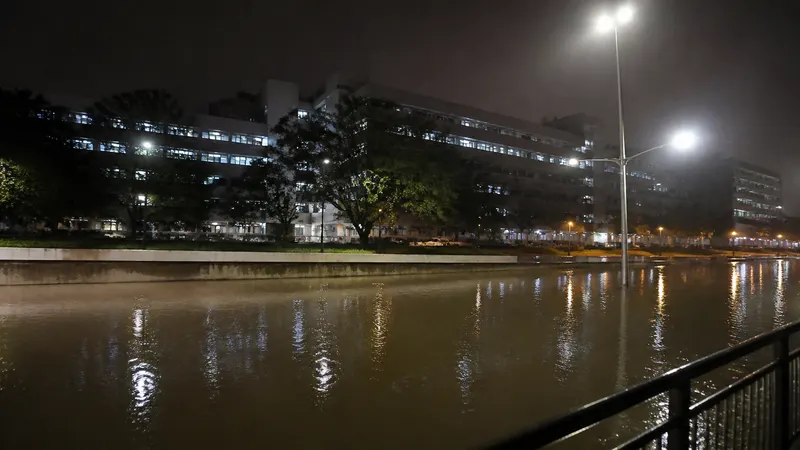 Temporal no Barreiro causa vazamento em hospital e alagamentos em BH