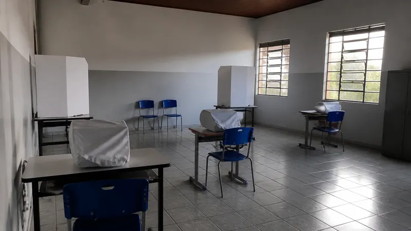 TRE-MG vai apurar uso de celular por Zema em cabine de votação em Araxá