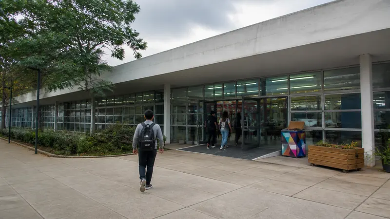 UFMG abre doações de livros para o Carro-Biblioteca em BH