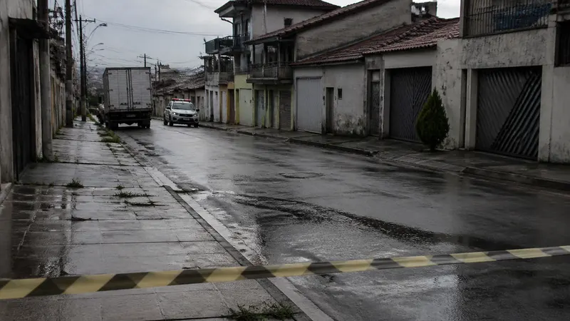 Vazamento de produtos químicos leva à retirada de moradores de casas no bairro Santo André