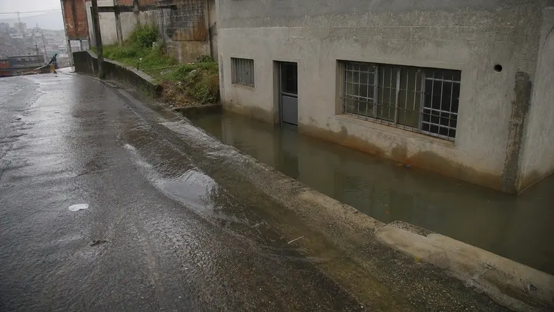 Vazamento em adutora da Copasa alaga rua e invade prédio no Aglomerado da Serra
