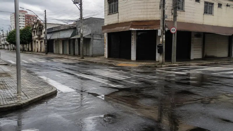 Vazamento na Av. Dom Pedro II deixa comércios sem água e afeta trânsito