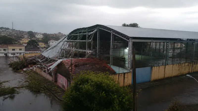 Vendaval derruba cobertura de quadra sobre quatro casas em Rio Manso