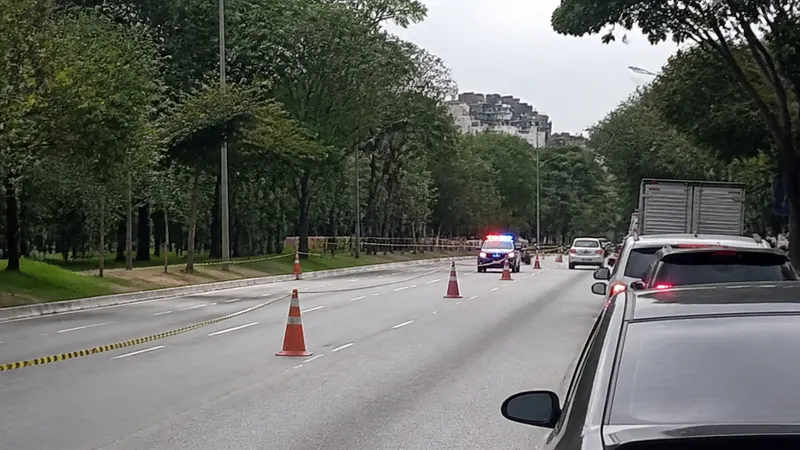 Viatura da PM bate de frente com carro na Raja Gabaglia e interdita trecho