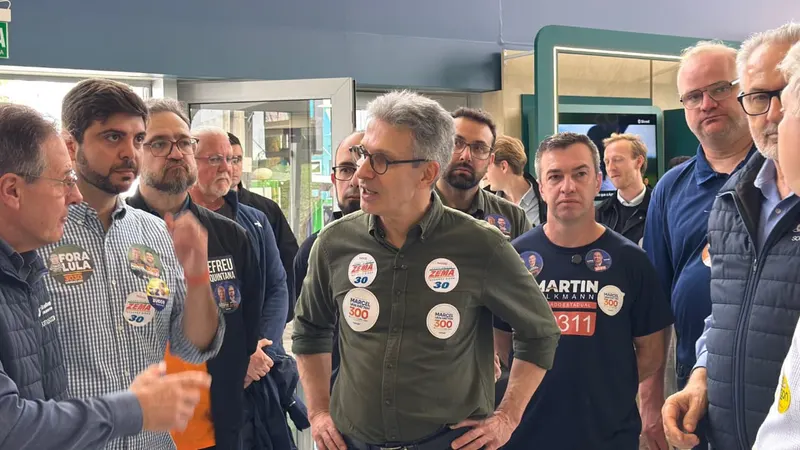 Zema vota em Araxá e acompanha apuração em bar de BH no 1º turno